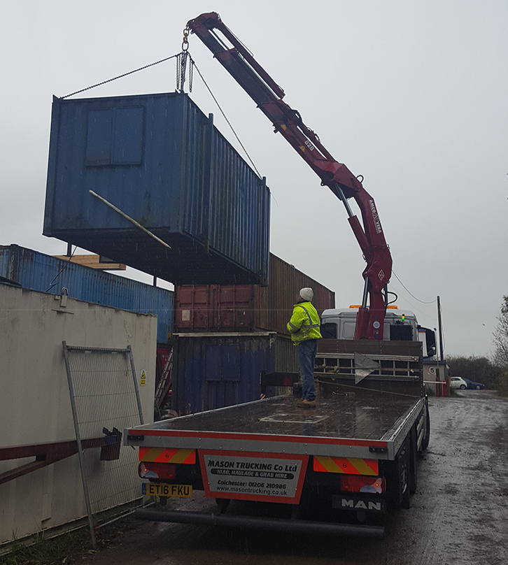 Autokran hebt Material in Zürich